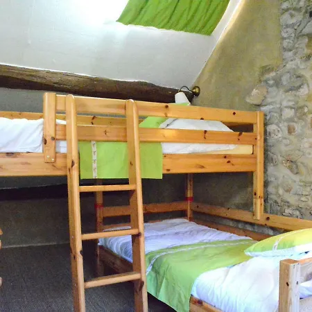 Casa de Férias Spacious Holiday In Viroinval Near Forest